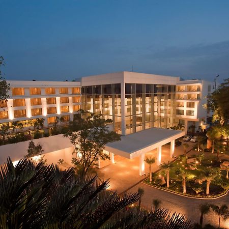 Radisson Blu Plaza Hotel Hyderabad Banjara Hills Екстериор снимка The Royal