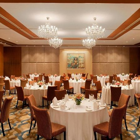 Radisson Blu Plaza Hotel Hyderabad Banjara Hills Ресторант снимка The ballroom