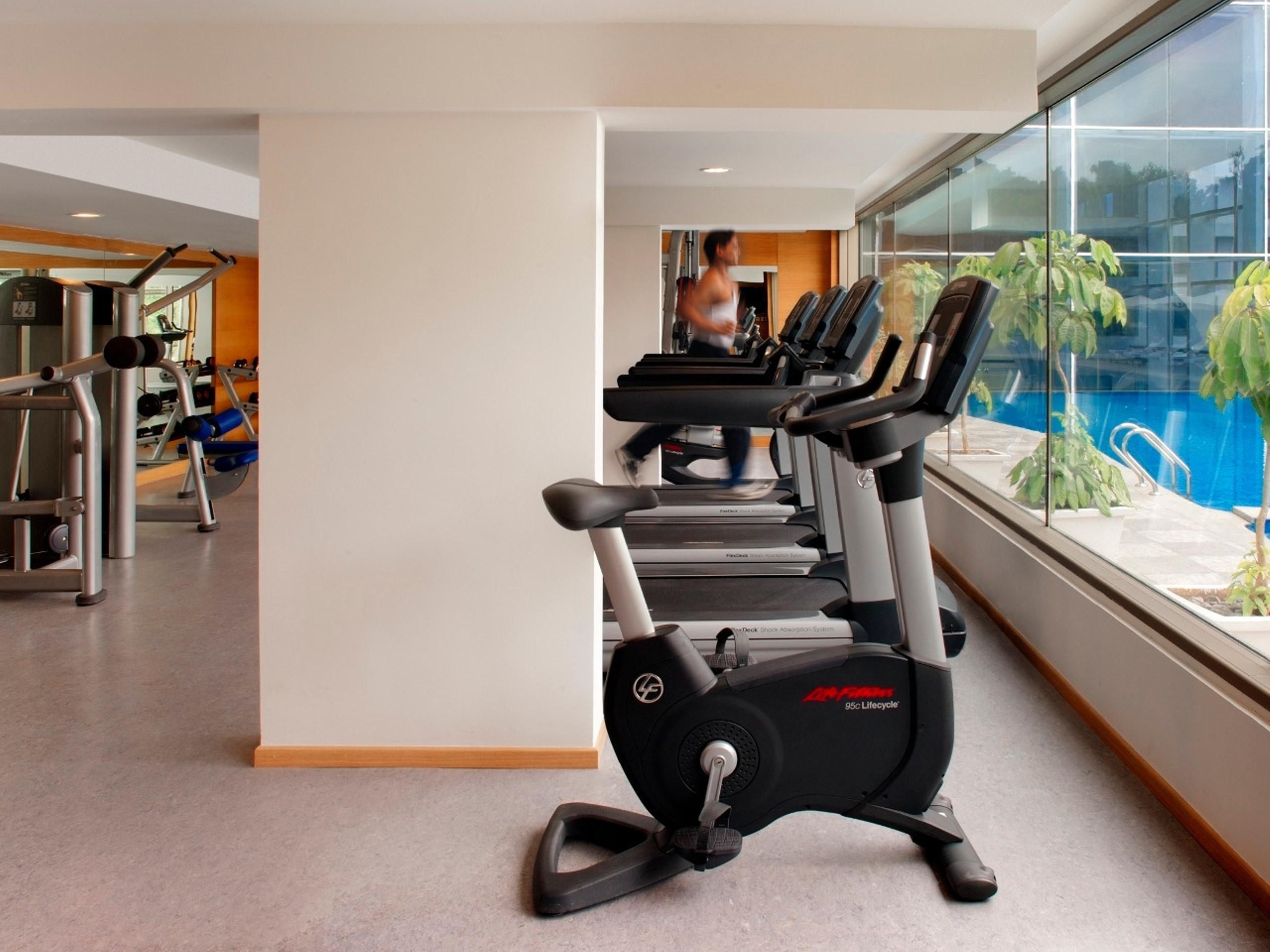 Radisson Blu Plaza Hotel Hyderabad Banjara Hills Екстериор снимка A Life Fitness 95c recumbent bike