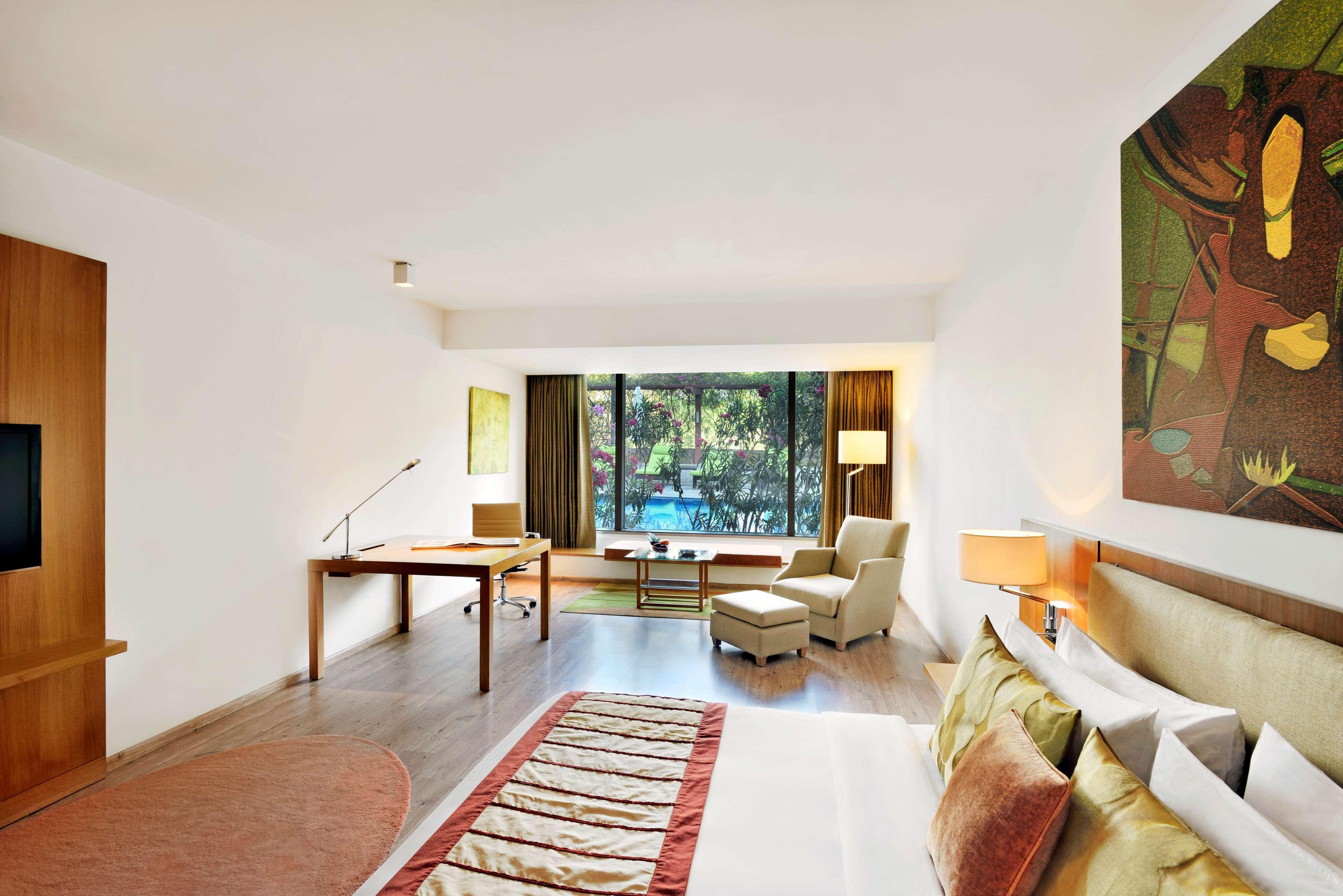 Radisson Blu Plaza Hotel Hyderabad Banjara Hills Екстериор снимка A room at the Oberoi Mumbai