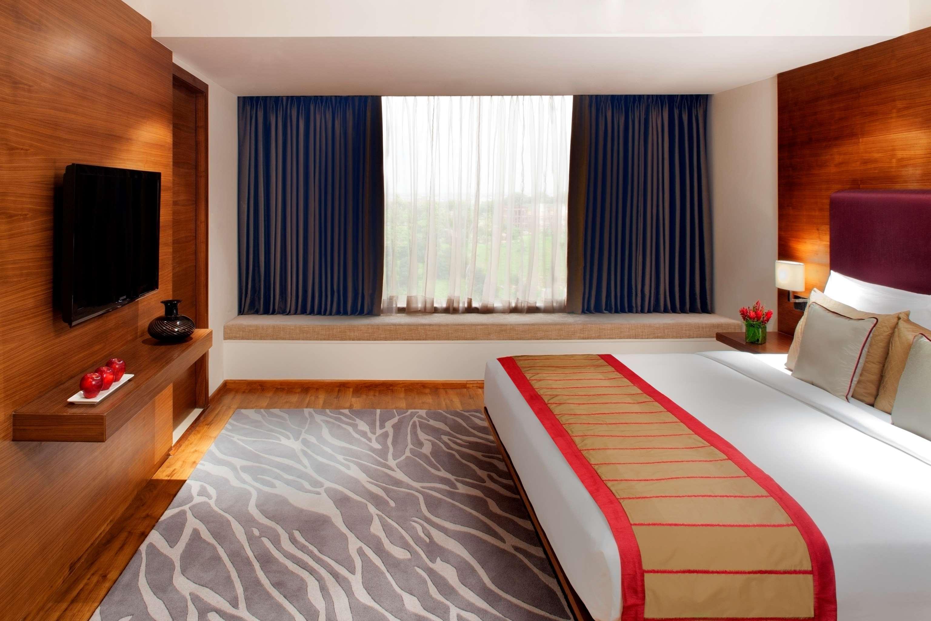 Radisson Blu Plaza Hotel Hyderabad Banjara Hills Екстериор снимка Deluxe Room