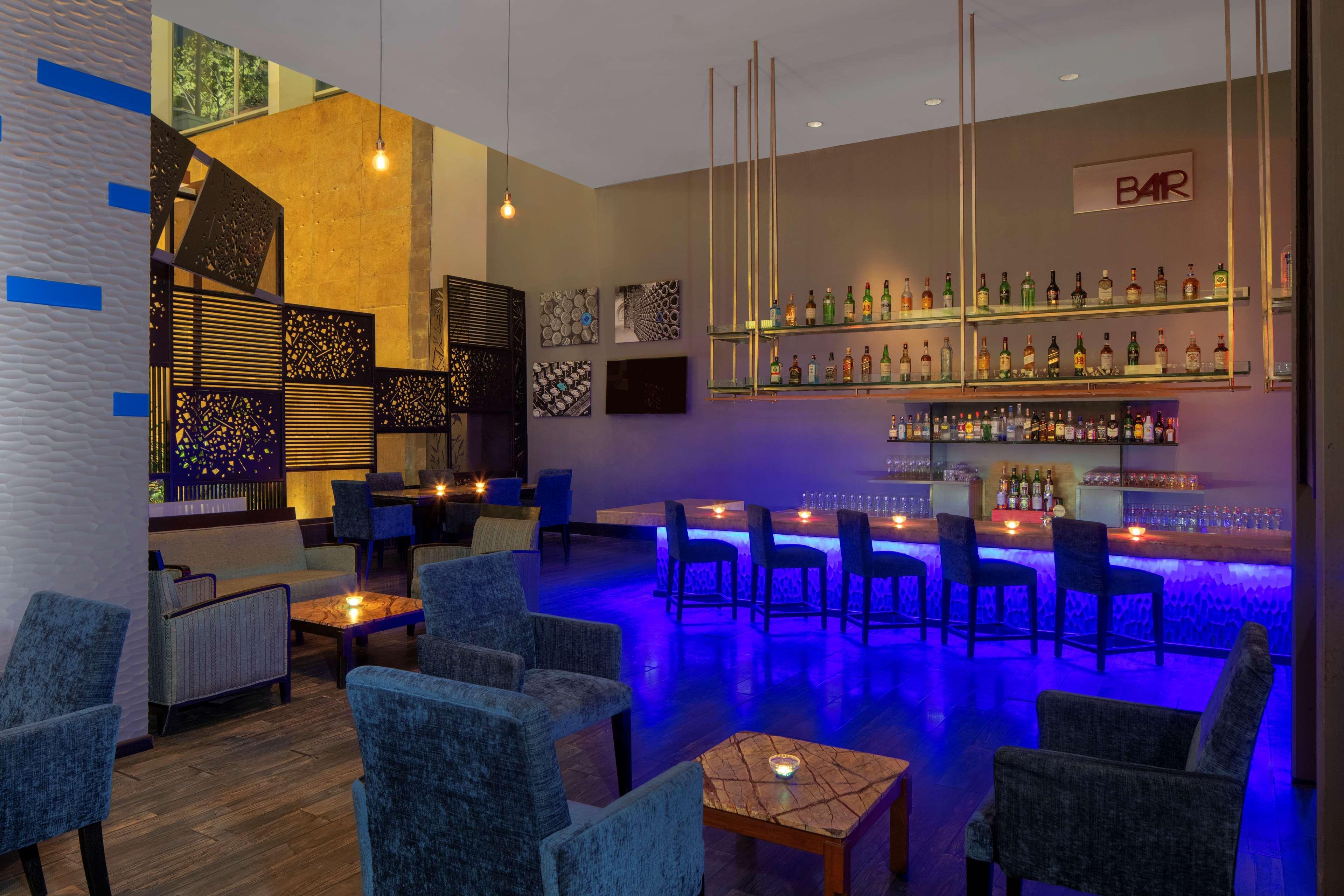 Radisson Blu Plaza Hotel Hyderabad Banjara Hills Екстериор снимка The bar at the hotel