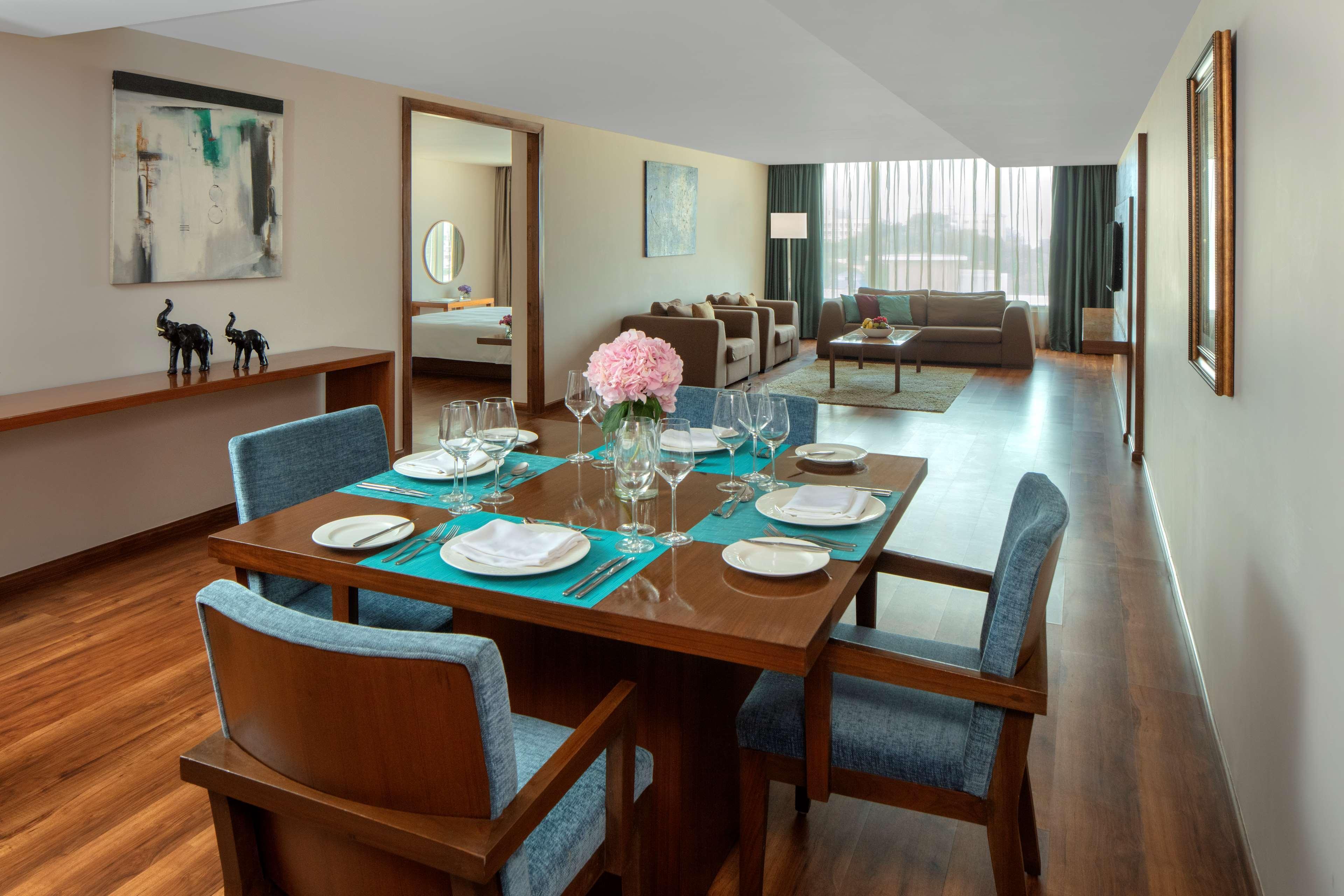 Radisson Blu Plaza Hotel Hyderabad Banjara Hills Екстериор снимка A suite at the hotel