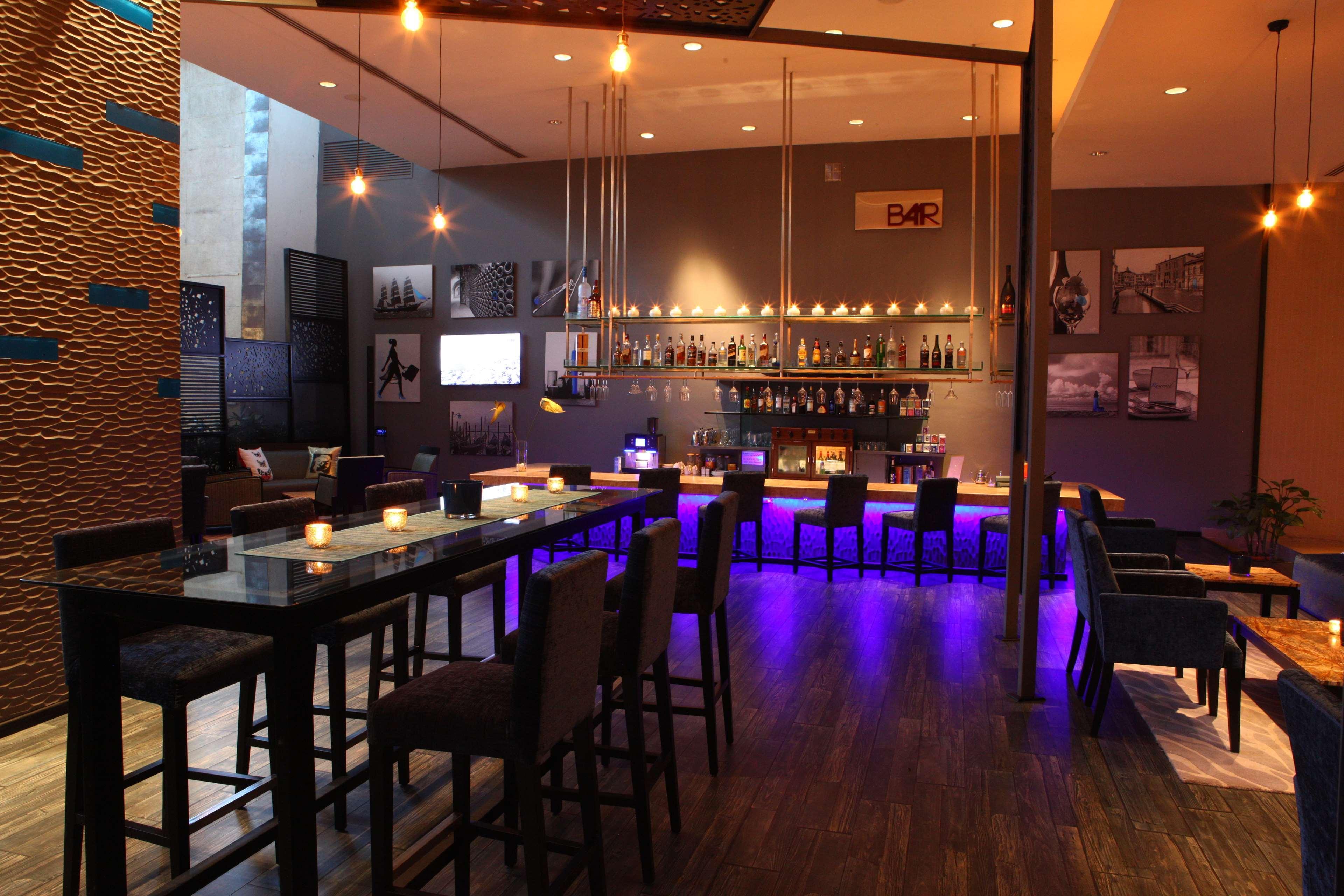 Radisson Blu Plaza Hotel Hyderabad Banjara Hills Екстериор снимка The bar at the hotel