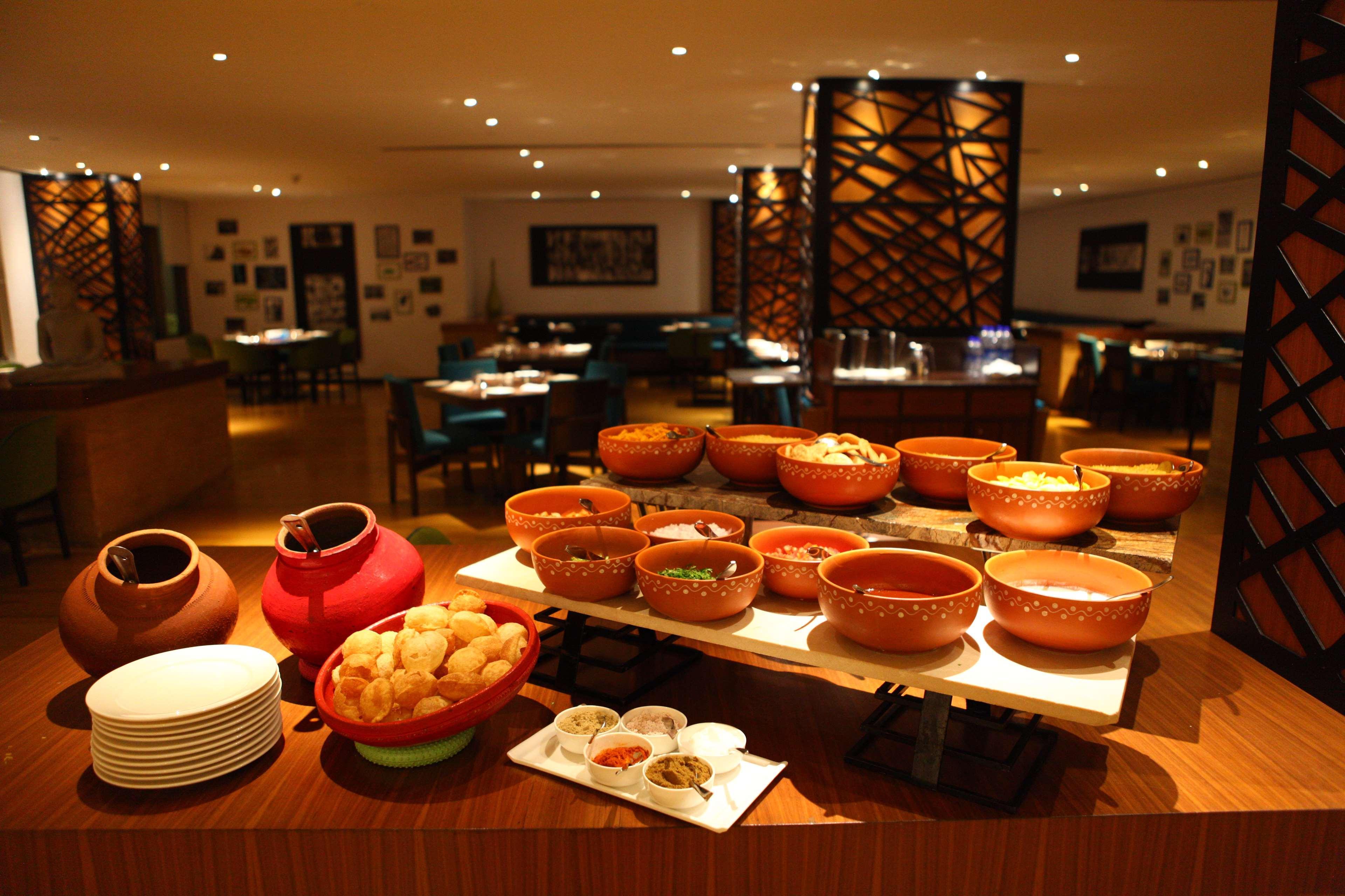 Radisson Blu Plaza Hotel Hyderabad Banjara Hills Екстериор снимка A buffet at a hotel
