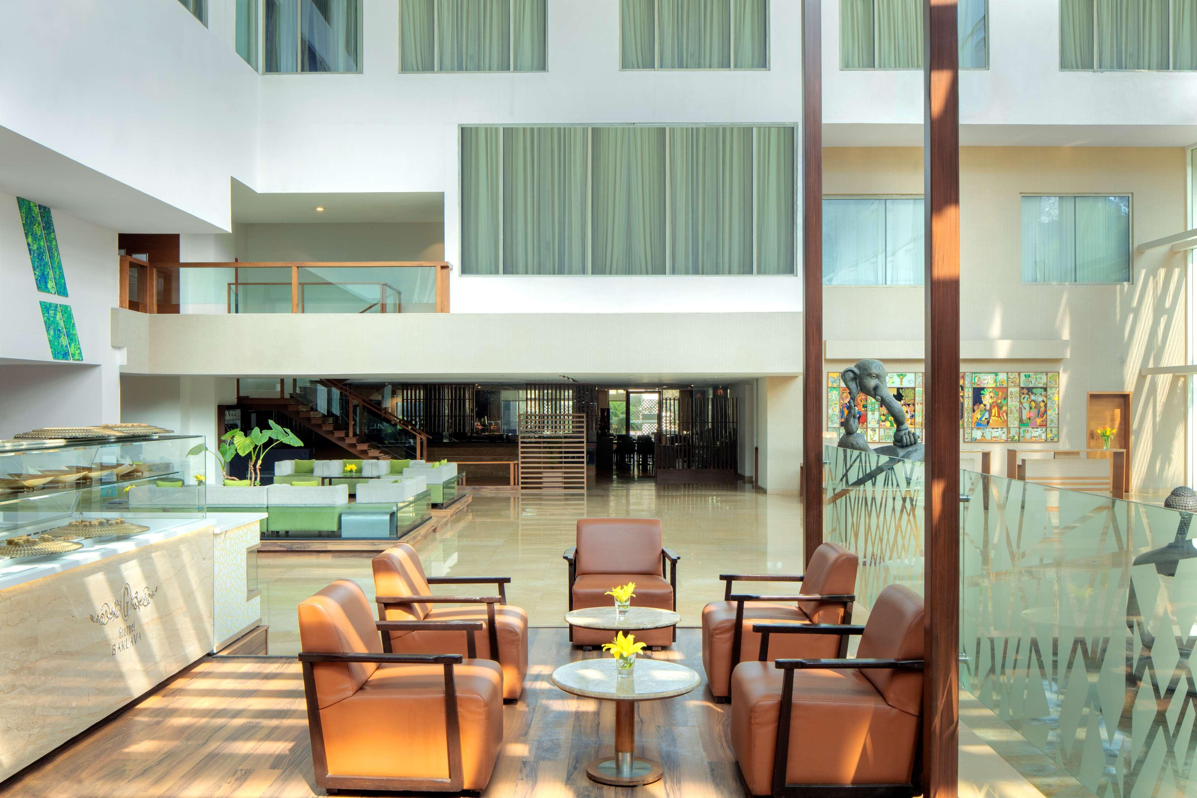 Radisson Blu Plaza Hotel Hyderabad Banjara Hills Екстериор снимка Lobby