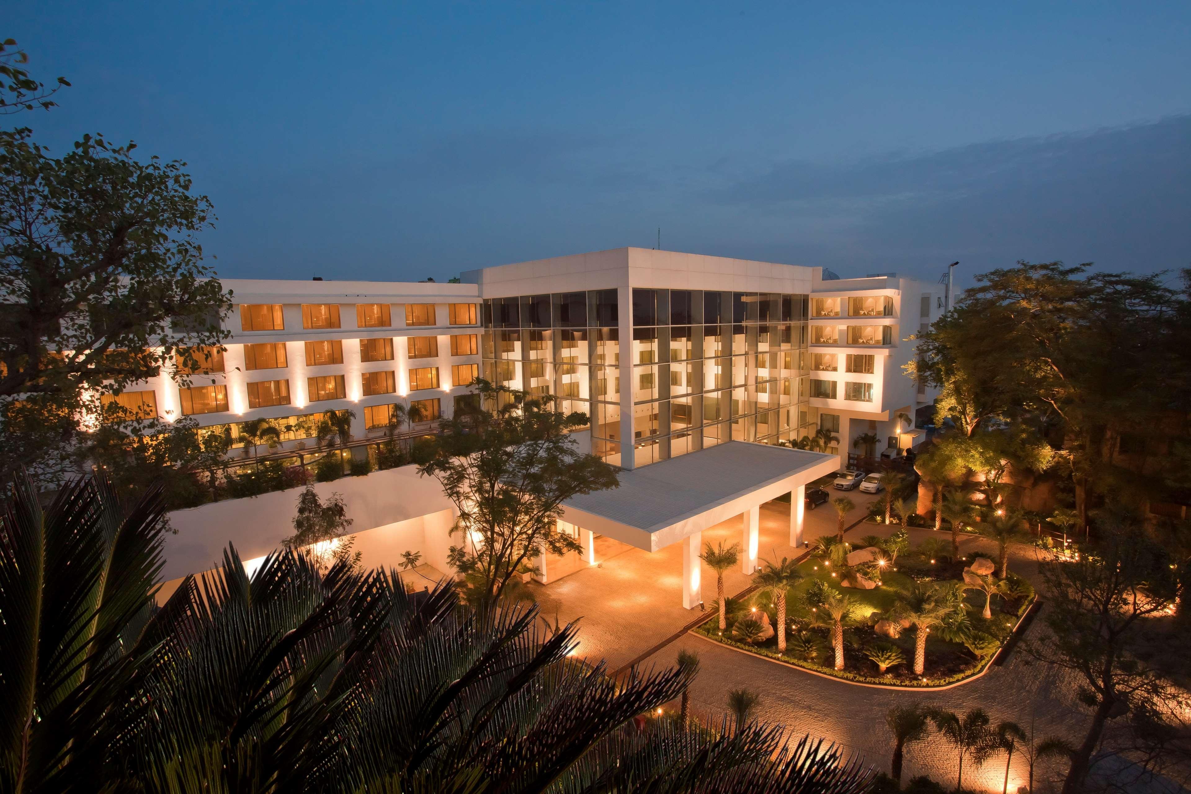 Radisson Blu Plaza Hotel Hyderabad Banjara Hills Екстериор снимка The Royal