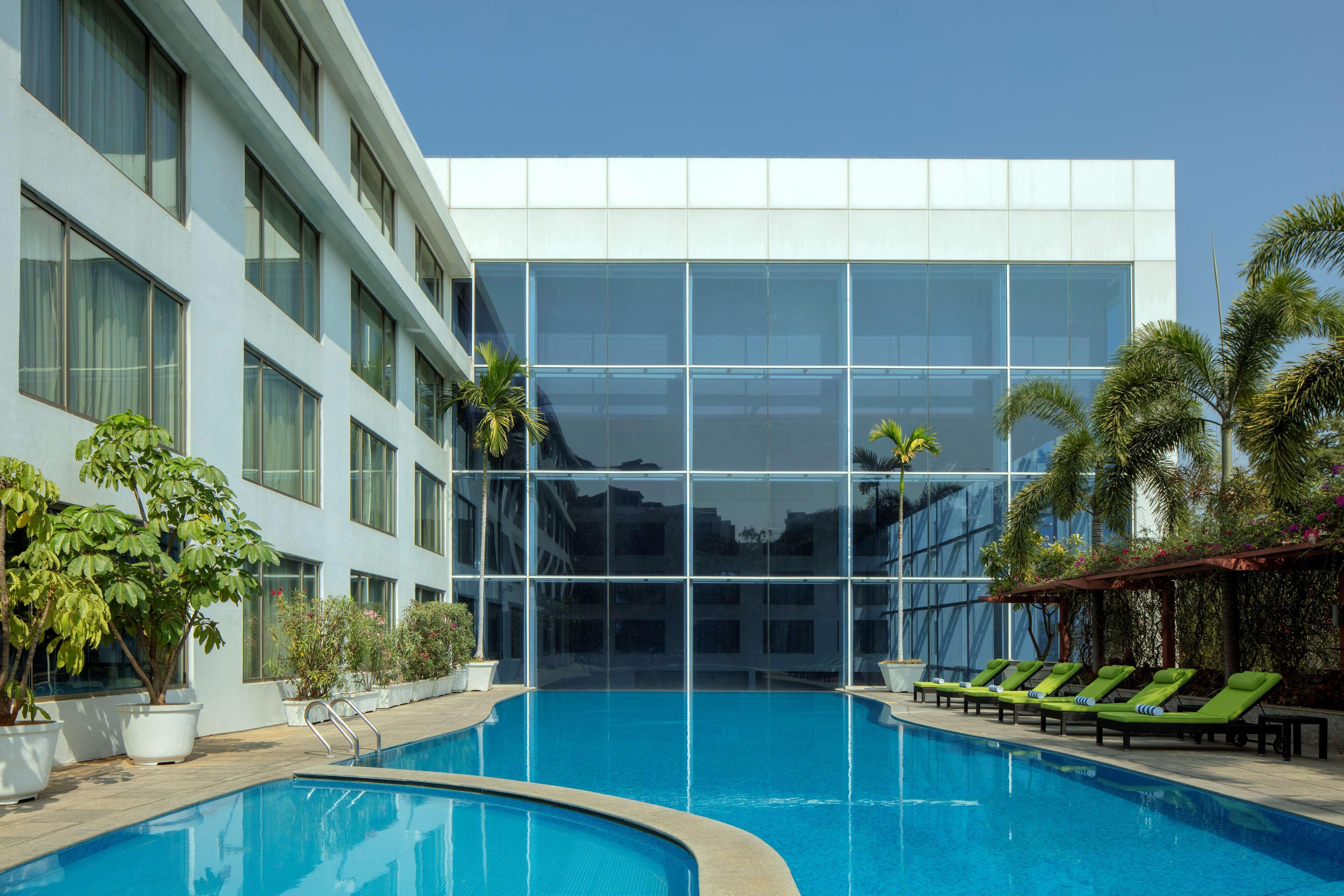 Radisson Blu Plaza Hotel Hyderabad Banjara Hills Екстериор снимка The Park, Hyderabad