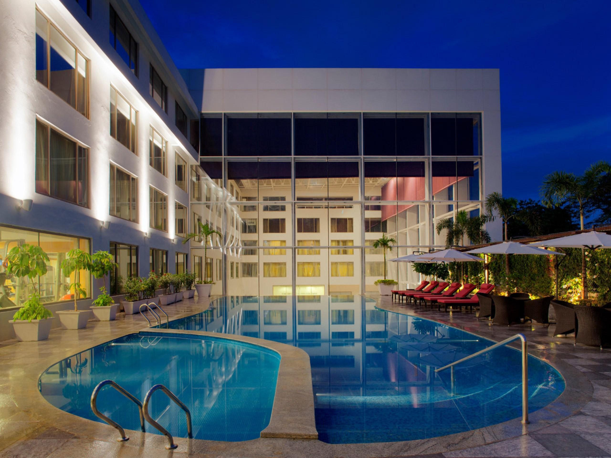 Radisson Blu Plaza Hotel Hyderabad Banjara Hills Екстериор снимка The swimming pool at the hotel