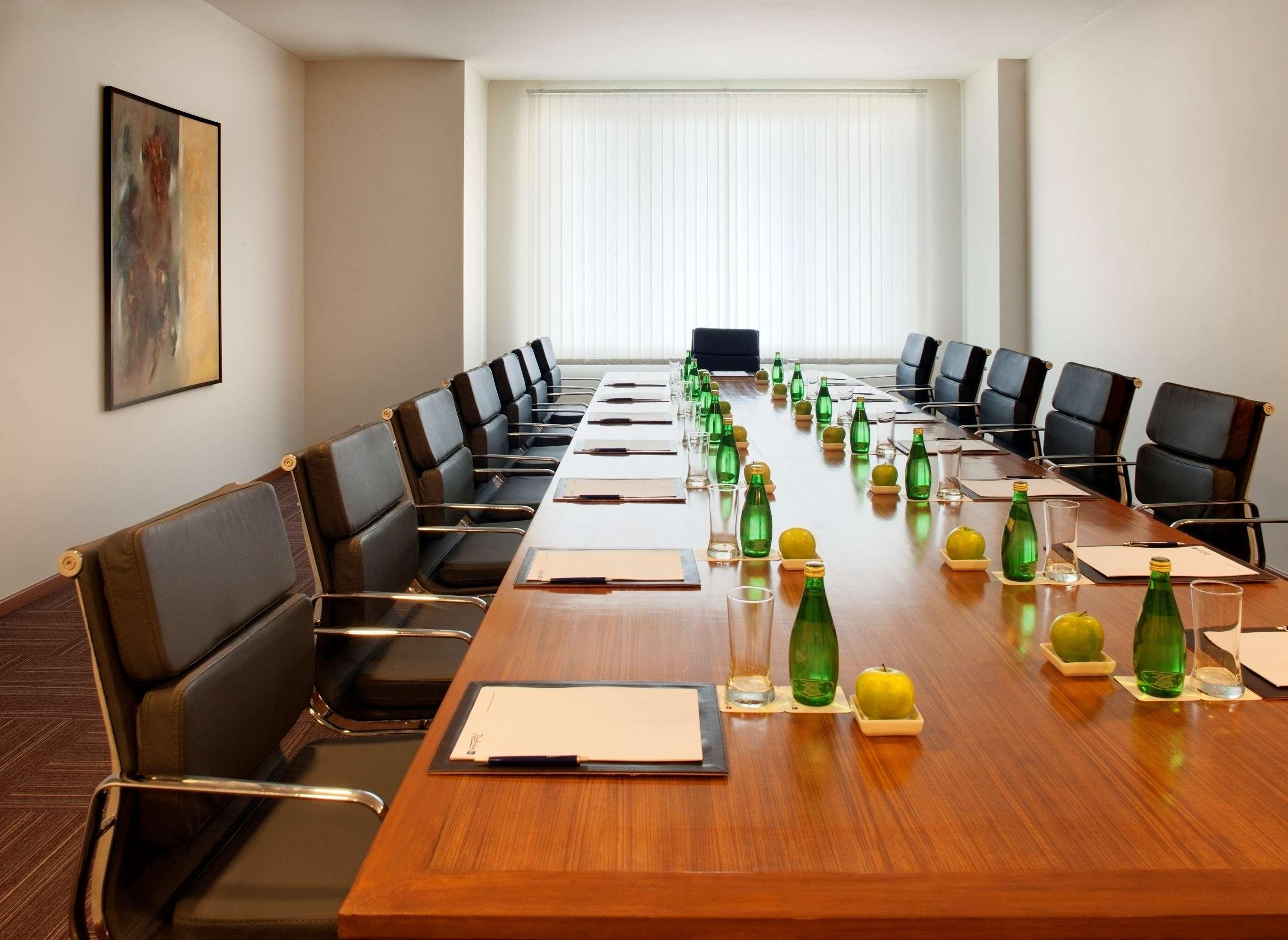Radisson Blu Plaza Hotel Hyderabad Banjara Hills Бизнес снимка A boardroom
