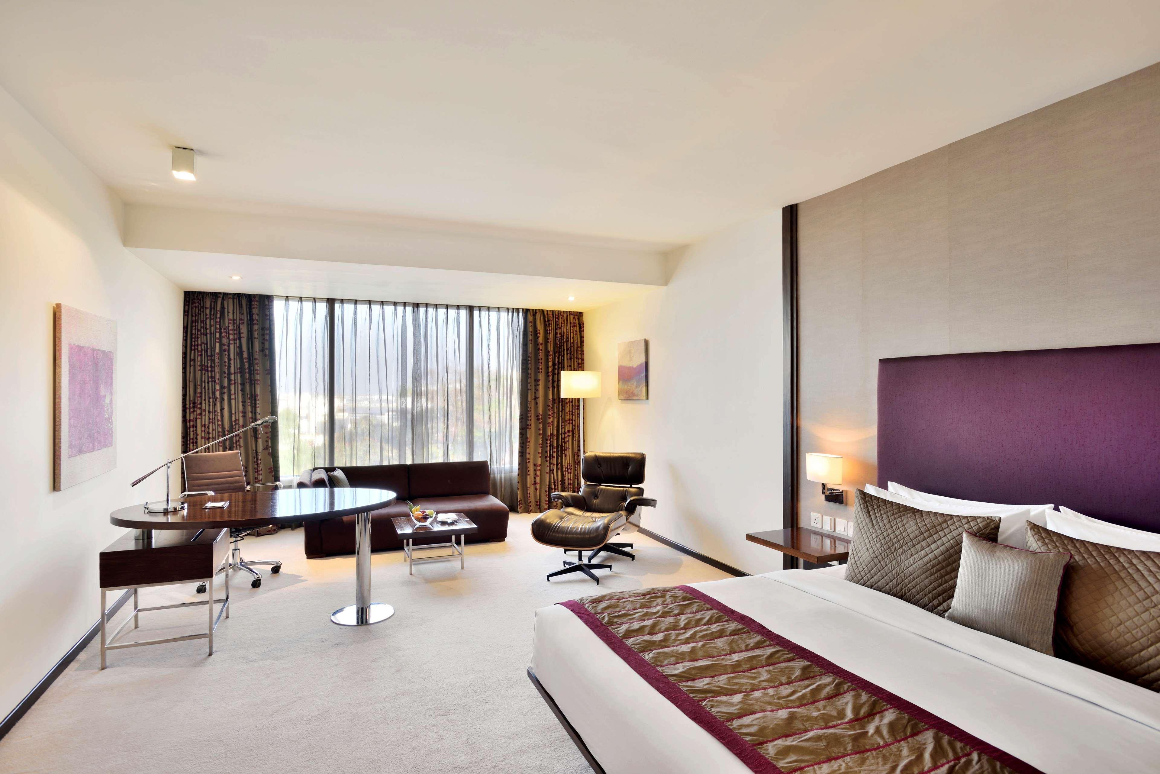 Radisson Blu Plaza Hotel Hyderabad Banjara Hills Екстериор снимка A room at the Park Hyatt Hyderabad