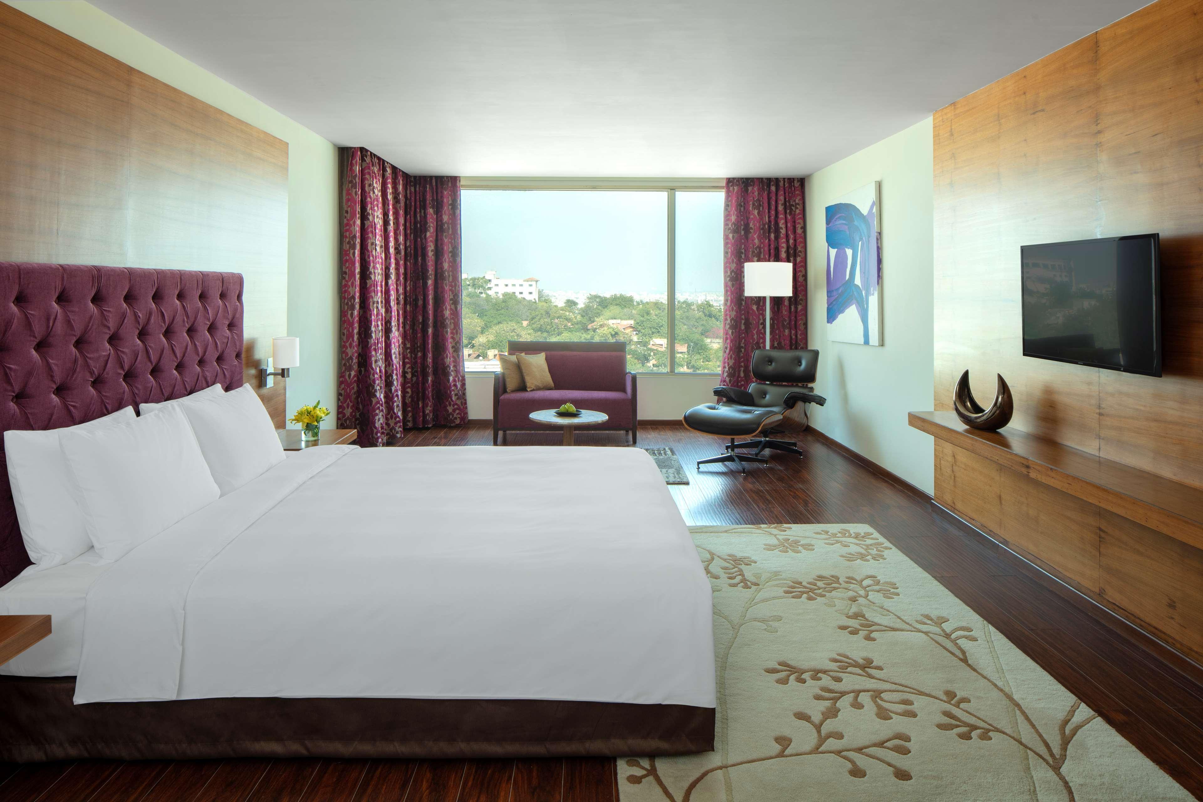 Radisson Blu Plaza Hotel Hyderabad Banjara Hills Екстериор снимка Deluxe Room