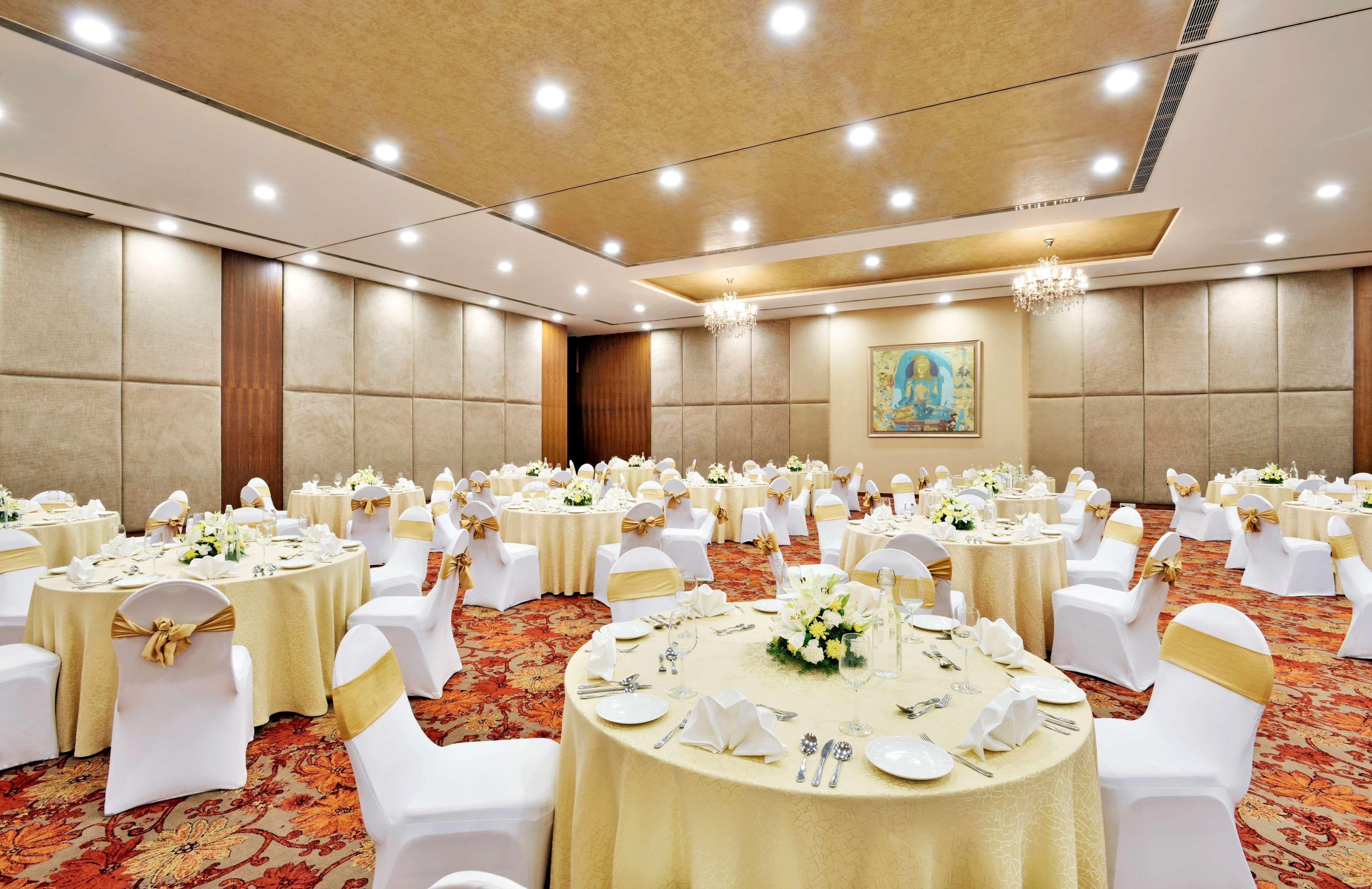Radisson Blu Plaza Hotel Hyderabad Banjara Hills Екстериор снимка The Grand Ballroom