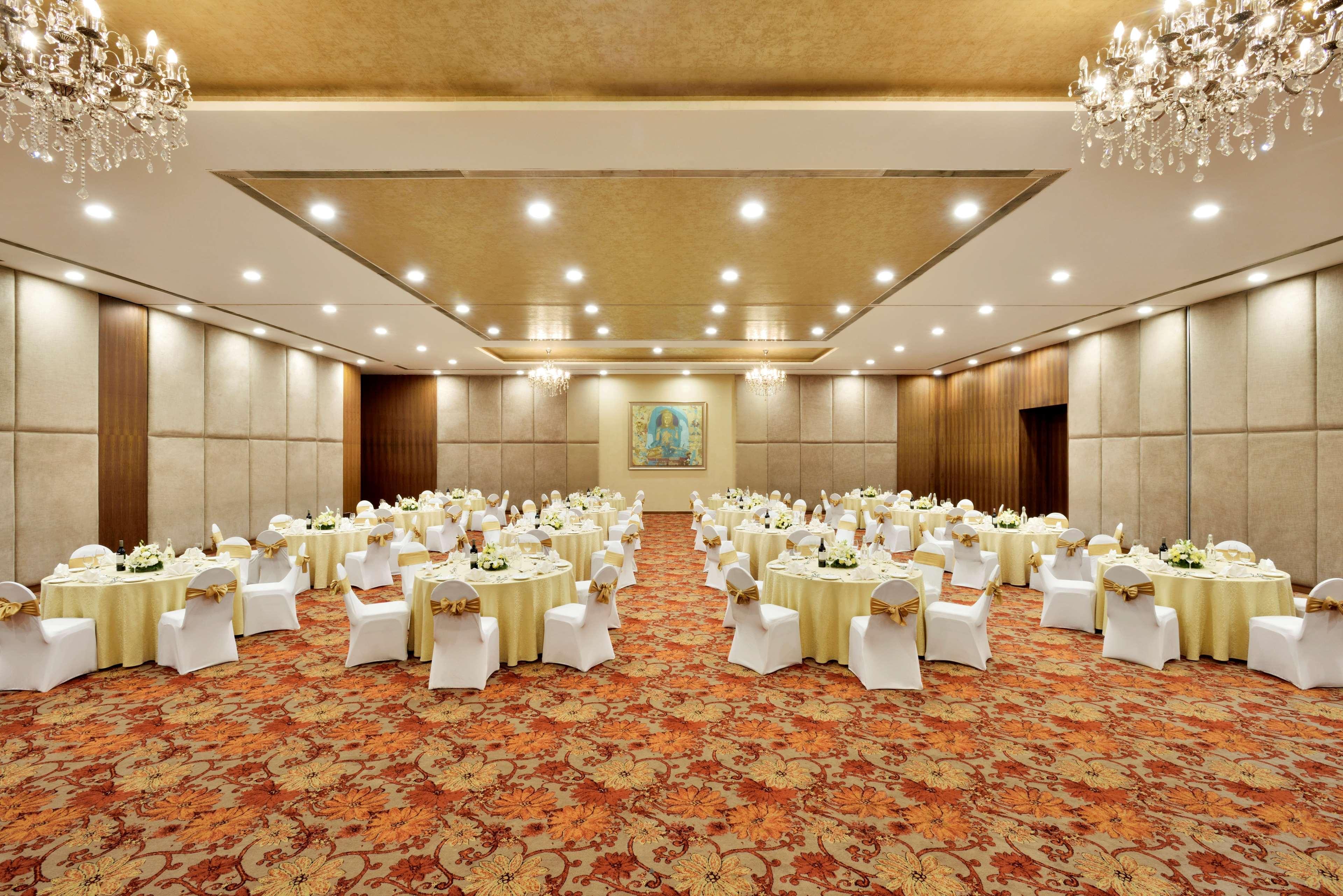 Radisson Blu Plaza Hotel Hyderabad Banjara Hills Екстериор снимка The Royal Ballroom