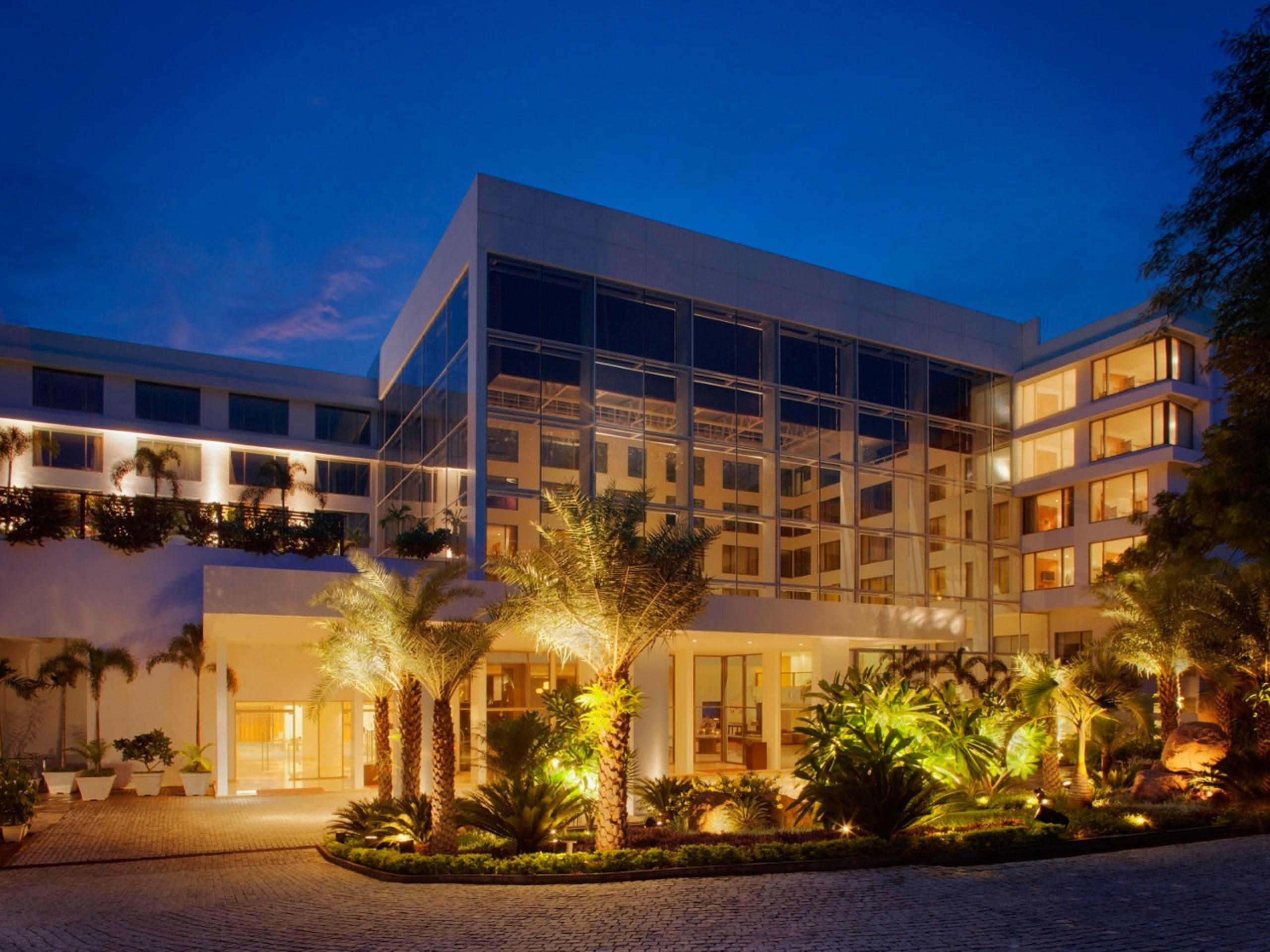 Radisson Blu Plaza Hotel Hyderabad Banjara Hills Екстериор снимка The Royal