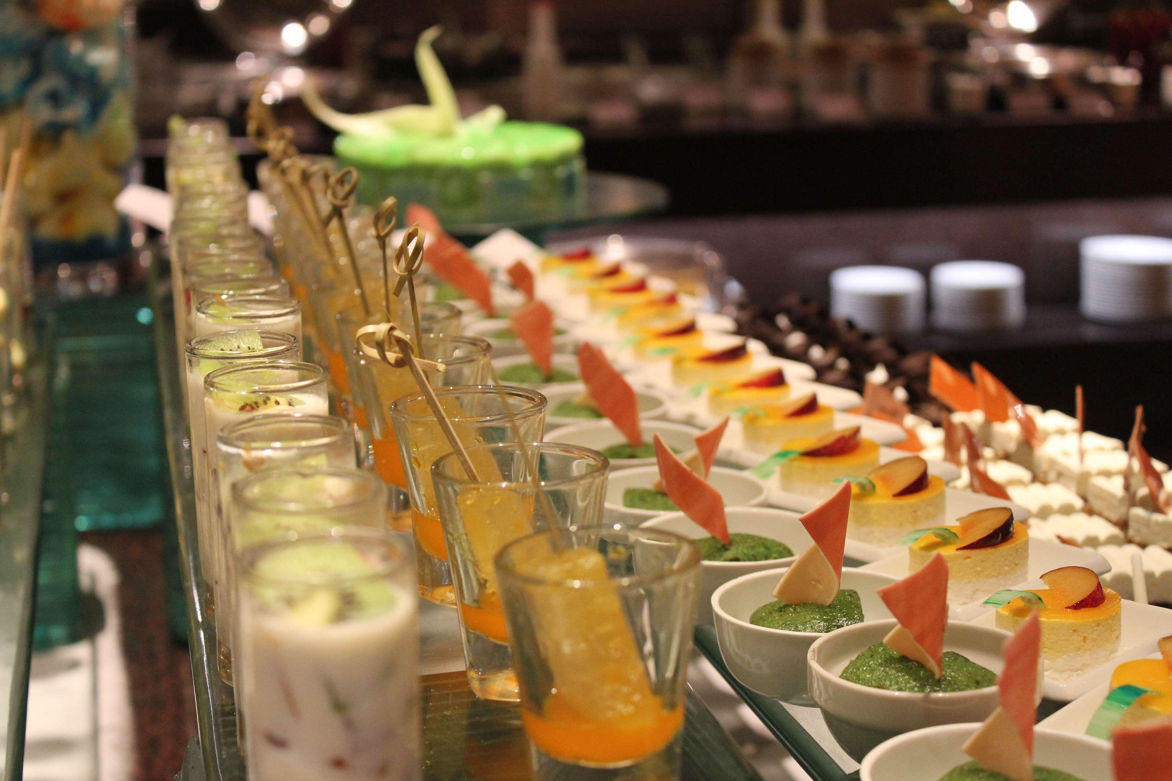 Radisson Blu Plaza Hotel Hyderabad Banjara Hills Екстериор снимка Canapés