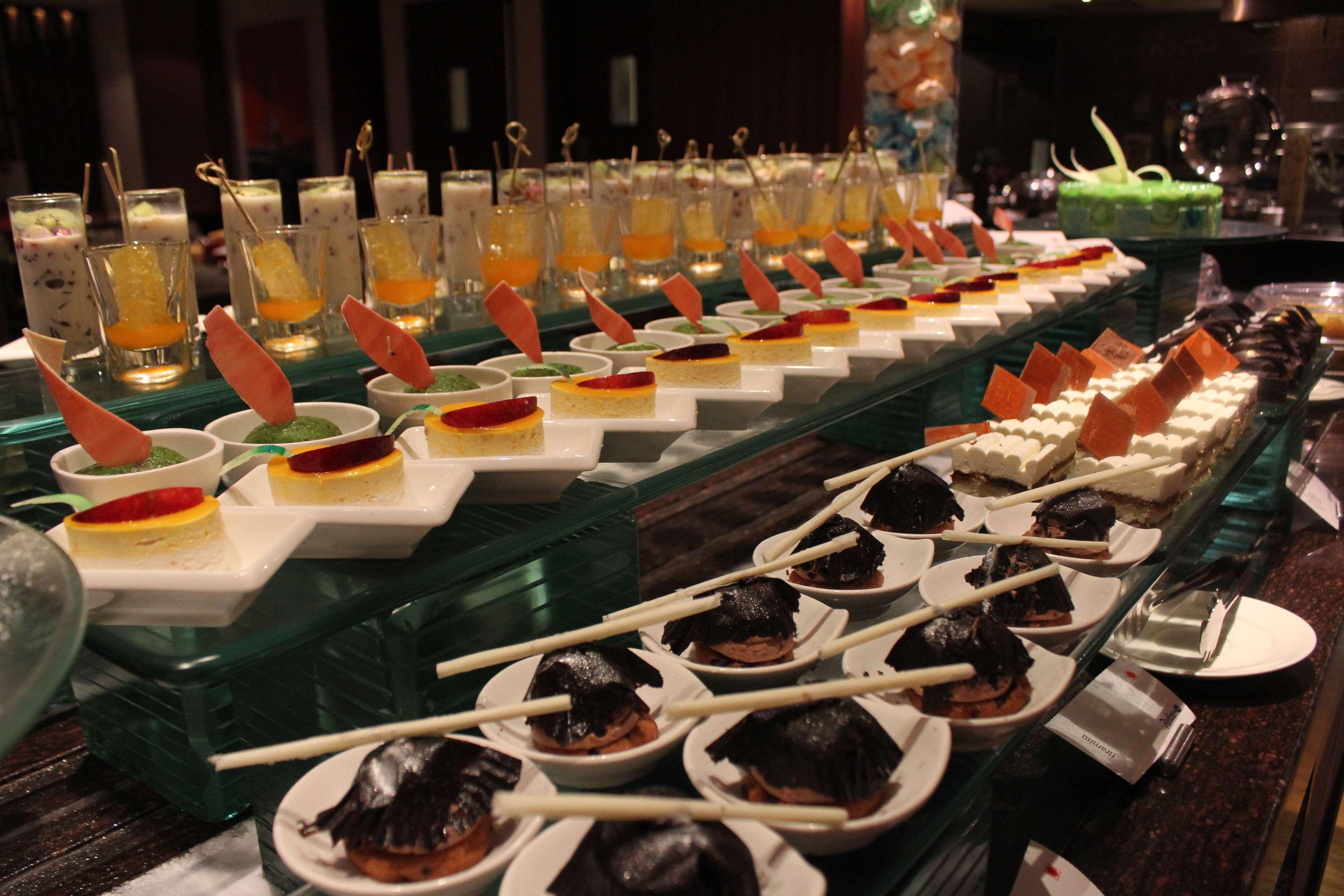 Radisson Blu Plaza Hotel Hyderabad Banjara Hills Екстериор снимка A dessert buffet