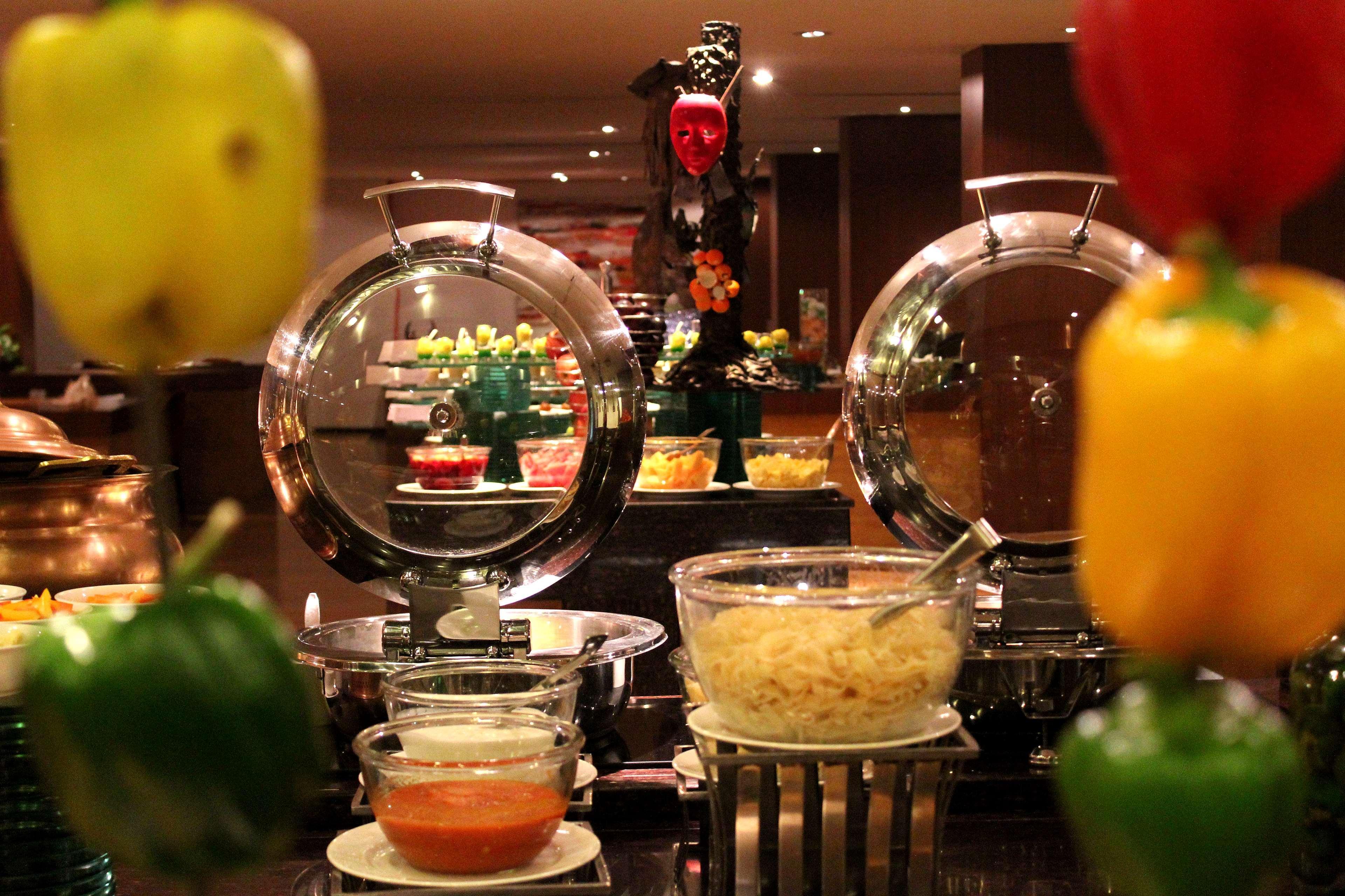 Radisson Blu Plaza Hotel Hyderabad Banjara Hills Екстериор снимка A buffet at a hotel