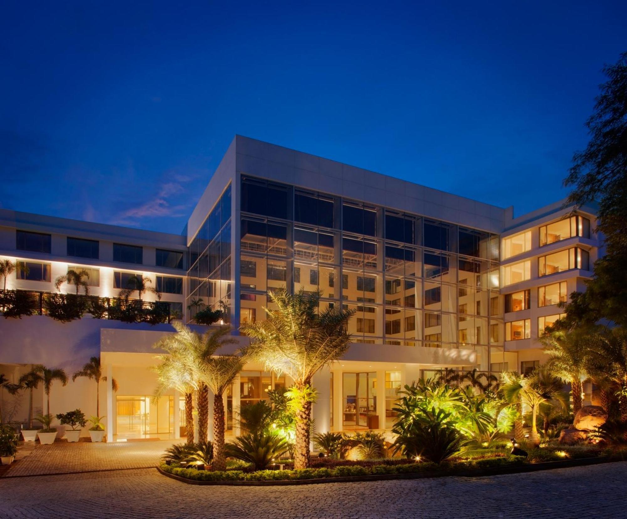 Radisson Blu Plaza Hotel Hyderabad Banjara Hills Екстериор снимка The hotel at night