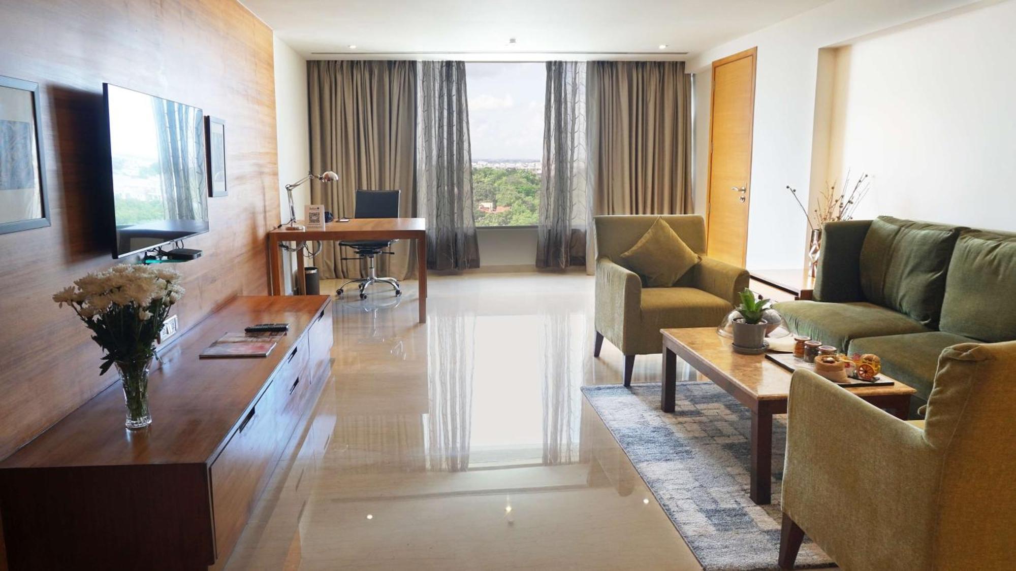 Radisson Blu Plaza Hotel Hyderabad Banjara Hills Екстериор снимка A typical suite at the hotel