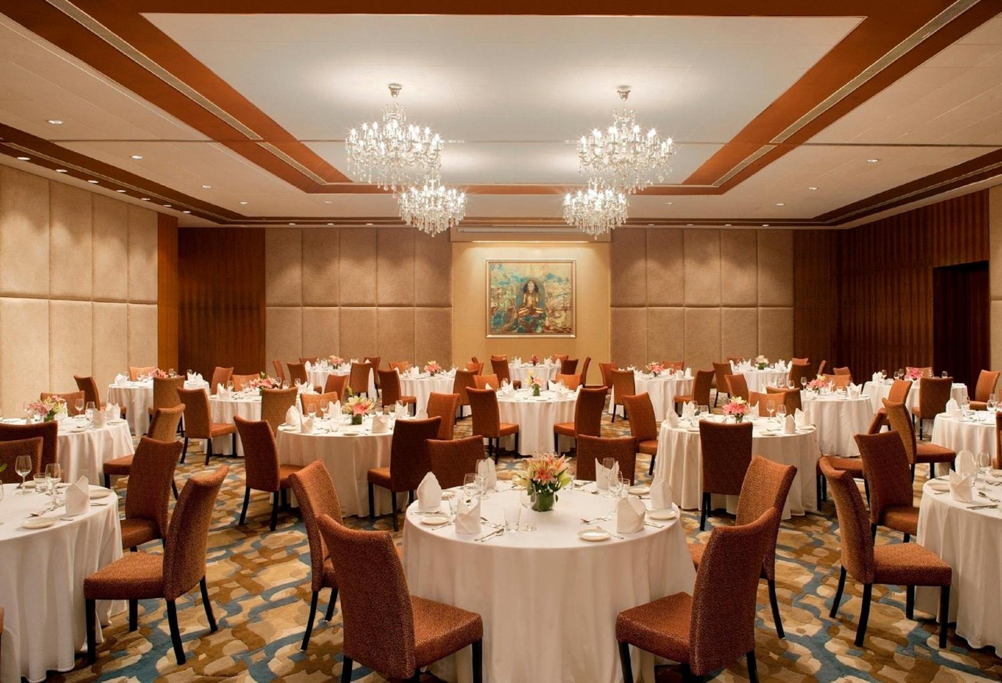 Radisson Blu Plaza Hotel Hyderabad Banjara Hills Ресторант снимка The ballroom