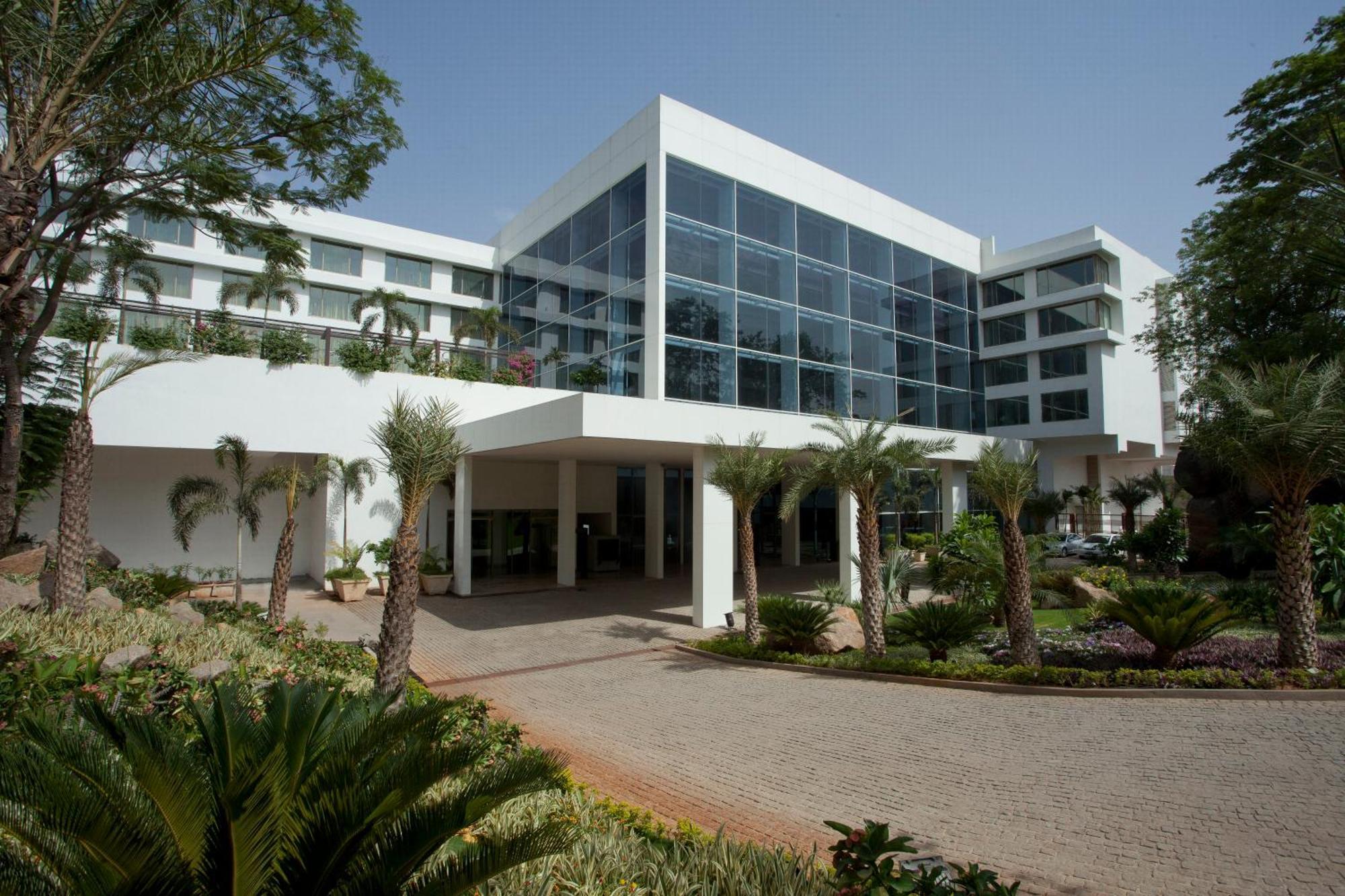 Radisson Blu Plaza Hotel Hyderabad Banjara Hills Екстериор снимка The Taj Bengal