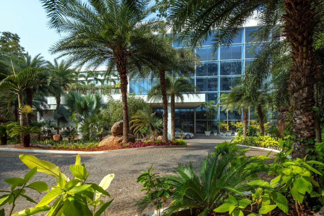 Radisson Blu Plaza Hotel Hyderabad Banjara Hills Екстериор снимка The Leela Palace, Chennai