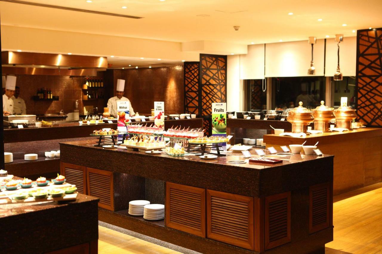 Radisson Blu Plaza Hotel Hyderabad Banjara Hills Екстериор снимка A buffet at a hotel